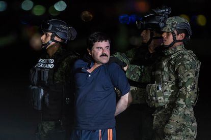 El Chapo Guzmán es escoltado por agentes de la Marina durante su detención en 2016.