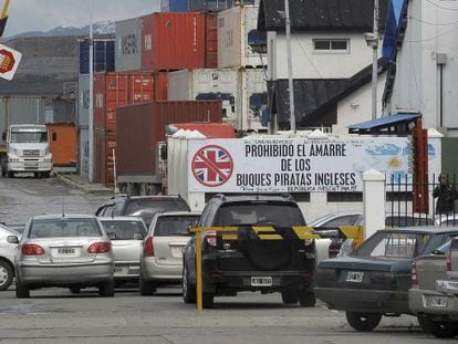 Una de las entradas del puerto argentino de Ushuaia, que muestra un cartel que prohibe la entrada a los &quot;buques piratas ingleses&quot;.