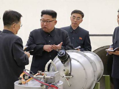 El l&iacute;der norcoreano, Kim Jong-un (tercero por la derecha
