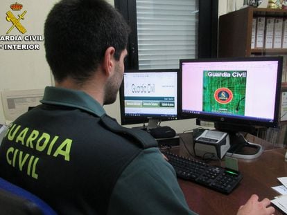 Un agente de la Guardia Civil encargado de investigar delitos cometidos a través de la red.