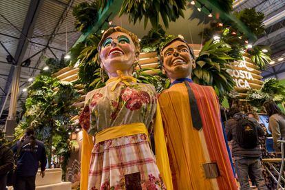 Mascaradas Dos grandes figuras se yerguen en el estand de Costa Rica. Son las Mascaradas, personajes habituales en los festejos y desfiles populares del país centroamericano. Detrás, se ha recreado una pulpería, una pequeña y tradicional tienda local donde se compra lo indispensable para el día a día.