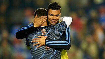 Eden Hazard y Casemiro se abrazan durante el calentamiento previo al partido contra el Levante, en febrero.