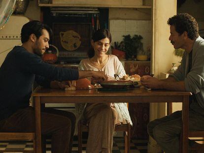 El trío protagonista de 'El caftán azul'. Desde la izquierda, Ayoub Missioui, Lubna Azabal y Saleh Bakri.