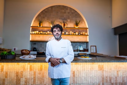 El cocinero Jorge Baeza, en el mostrador donde prepara los desayunos del restaurante Balear, en Madrid.