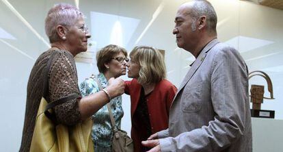 En primer t&eacute;rmino, Maixabel Lasa, viuda de J&aacute;uregui, conversa con Mart&iacute;n Garitano. Al fondo, Eider Mendoza (a la derecha), presidenta de las Juntas, saluda a Joxepi J&aacute;uregui, hermana del pol&iacute;tico asesinado.