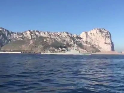 Captura del vídeo que muestra al patrullero español 'Infanta Elena' en el momento en el que pone el himno nacional junto a Gibraltar.