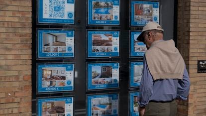 Un hombre frente al escaparate de una inmobiliaria de Sevilla, el 10 de abril.