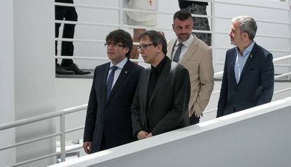 Carles Puigdemont y Ferran Barenblit, seguido de Santi Vila y Jaume Collboni durante la celebraci&oacute;n de los 30 a&ntilde;os de la Fundaci&oacute;n Macba.
