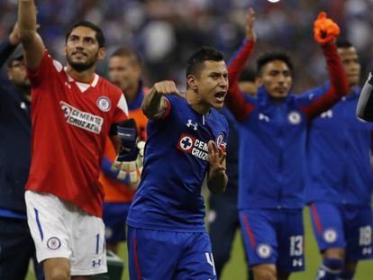 Domínguez, de Cruz Azul, celebra el pase a la final.