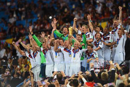 Los jugadores alemanes levantan el trofeo de la Copa Mundial.