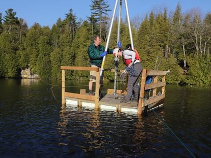 Un equipo de geólogos, durante una toma de muestras en el lago Crawford, en Canadá.