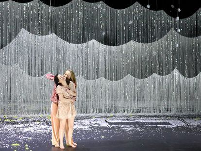 Elena Tsagallova (Zorrita) y Angela Brower (Zorro) en la escena de seducción y enamoramiento al final del segundo acto de 'La zorrita astuta'.