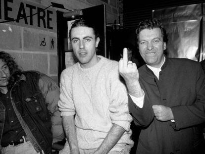Nathan McGough, mánager de Happy Mondays, y Tony Wilson, jefe de Factory Records, haciendo una peineta. La fotografía está hecha en Manchester en 1990.