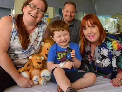 Xavier Homes, diabético de cuatro años, con la bomba de insulina inteligente que le han instalado en el Hospital Infantil Princesa Margarita de Perth (Australia).