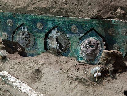 Detalle de una gran carroza ceremonial de cuatro ruedas, en el área arqueológica de Pompeya (sur de Italia).