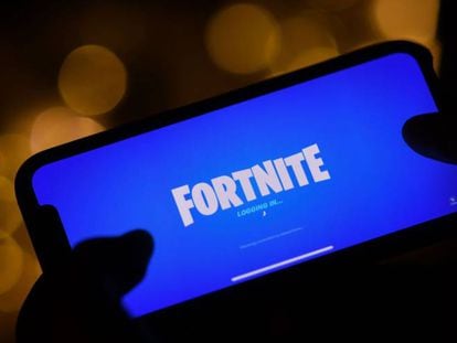 Usuario del juego Fortnite accede a él a través de un teléfono móvil. 