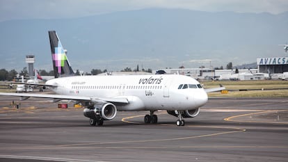 Un avión de Volaris, en el Aeropuerto Internacional de Ciudad de México.