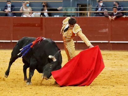 Paco Ureña torea al natural a su segundo toro.