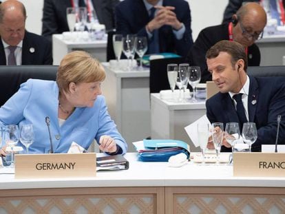 La canciller alemana, Angela Merkel, y el presidente francés, Emmanuel Macron, hoy en Osaka en la cumbre del G20.
