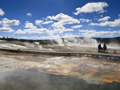 Turistas contemplando Upper Geyser Basin, la mayor densidad de fen&oacute;menos geot&eacute;rmicos del parque de Yellowstone (EE UU)