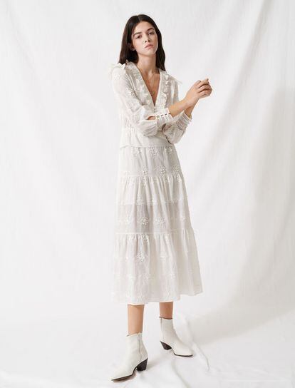 ¿Estás deseando que llegue el buen tiempo para que tu armario se llene de ropa de colores claros? Entonces te encantará este vestido de inspiración romántica con volantes, bordados y puños de guipur en un luminoso blanco. De Maje (295 euros).