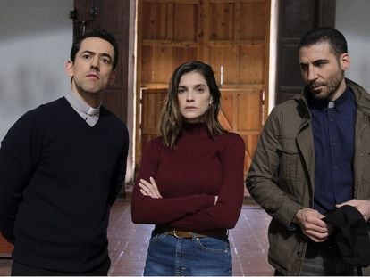 'Los enviados', la serie de Juan José Campanella con Miguel Ángel Silvestre (derecha), Luis Gerardo Méndez e Irene Azuela.