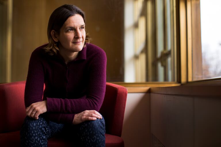 La Premio Nobel de Economía Esther Duflo posa en el MIT el pasado 12 de marzo.