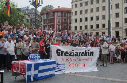 Cientos de personas dan su apoyo a Grecia
