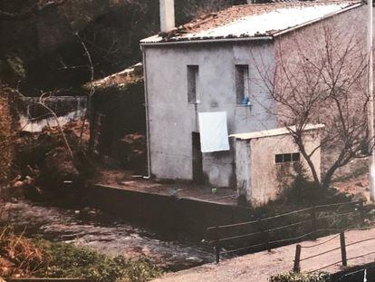 Fotografía datada entre los años 70 y 80 en la que se ve la presa que se derrumbó en el lugar donde fue hallada la Virgen.