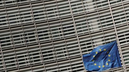Bandera de la UE ante la sede de la Comisión Europea, en Bruselas.