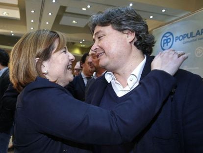 La presidenta del PP valenciano Isabel Bonig felicita a Luis Santamar&iacute;a. 