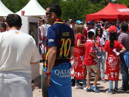 Aficionados del Sevilla y del Barcelona antes de la final de Copa.