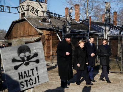 La canciller alemana, Angela Merkel, y el primer ministro polaco, Mateusz Morawiecki (a la izquierda de la canciller), a su llegada al campo de concentración de Auschwitz.