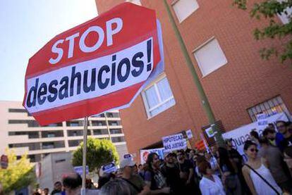 Personas del Movimiento 15-M tratan de evitar un desahucio en el barrio madrileño de Carabanchel, el 15 de julio pasado.