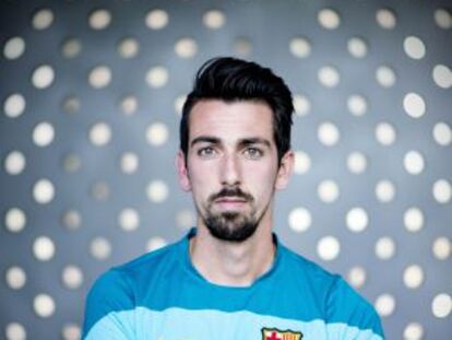 Isaac Cuenca posa el pasado lunes en la ciudad deportiva del Fc Barcelona.