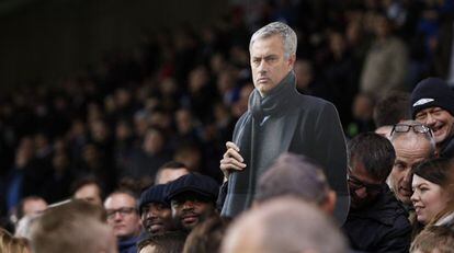 José Mourinho, castigado por la federación inglesa, no pudo sentarse en el banquillo para dirigir el partido del Chelsea contra el Stoke. En las gradas del campo del rival jugaron a adivinar dónde vería el encuentro...