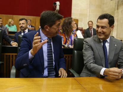 El exvicepresidente de la Junta, Juan Marín (izquierda), y el presidente andaluz, Juan Manuel Moreno (derecha), durante la primera jornada del debate de investidura, el pasado 20 de julio en Sevilla.