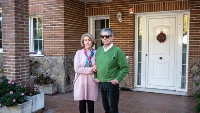 María junto a su esposo, Eladio Freijo, en la puerta de entrada a su domicilio, donde Felipe Turover ocupa sin pagar una habitación.