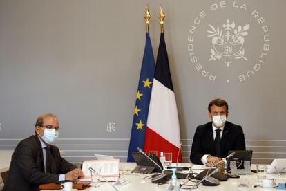 El presidente del CFCM, Mohammed Moussaoui, durante la reunión con el presidente francés, Emmanuel Macron, para presentar la "carta de principios" laicos para los imanes.