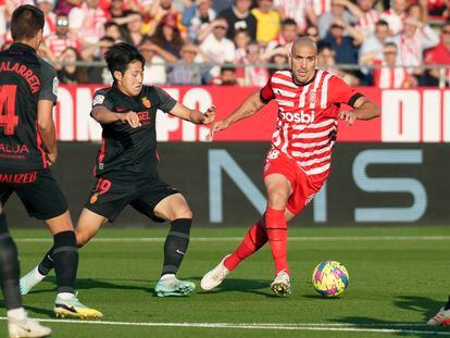 Oriol Romeu controla el balón ante Kang-in Lee este jueves en Girona.