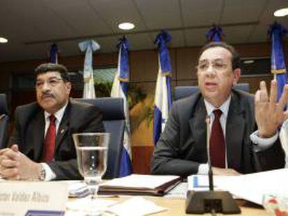 Durante el encuentro, el gobernador del BC, Héctor Valdez Albizu (d), habló con el FMI sobre el comportamiento de la economía dominicana durante 2013, destacando el crecimiento del producto interno bruto (PIB) de 4,1 %, por encima de las estimaciones. EFE/Archivo