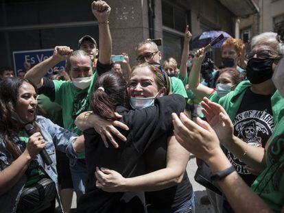 Liliana se abraza a activistas de la PAH tras paralizar el desahucio