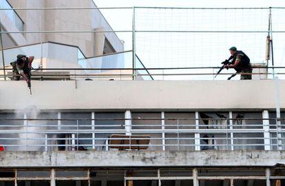 Soldados libaneses disparan sobre el tirador, atrincherado en la terraza de un apartamento.