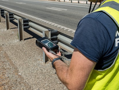 Los servicios de emergencia buscan la cápsula con material radioactivo en Australia Occidental, el sábado.