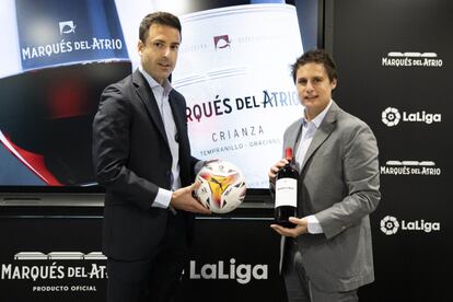 El vino de Bodegas Marqués del Atrio seguirá sirviéndose en los partidos de LaLiga, tras renovar el acuerdo dos temporadas más, hasta 2023. En la imagen, Óscar Mayo, director general ejecutivo de LaLiga, y Eduardo Peña, director de marketing de Marqués del Atrio.