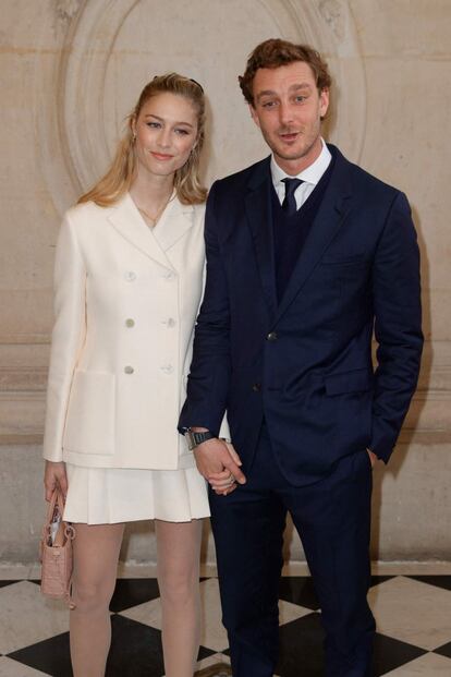 Pierre Casiraghi, hijo de Carolina de Mónaco, y su esposa, la italiana Beatrice Borromeo, a su llegada al desfile de Alta Costura de Dior, el 24 de enero de 2022 en París.