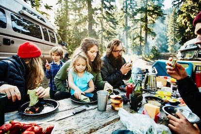 Ventajas e inconvenientes de pasar las vacaciones con otras familias