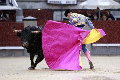 Iván Fandiño en el quite de su primer toro de la tarde en las Ventas.