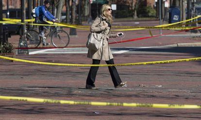 Una mujer camina entre las cintas de amarillas que la policía de Boston ha puesto por toda la ciudad. Cuarenta y dos kilómetros de cinta amarilla con las palabras ‘No cruzar’ marcan las calles de la ciudad.