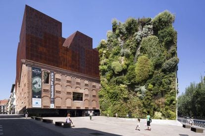Jardín vertical en la fachada del centro cultural CaixaForum. 
